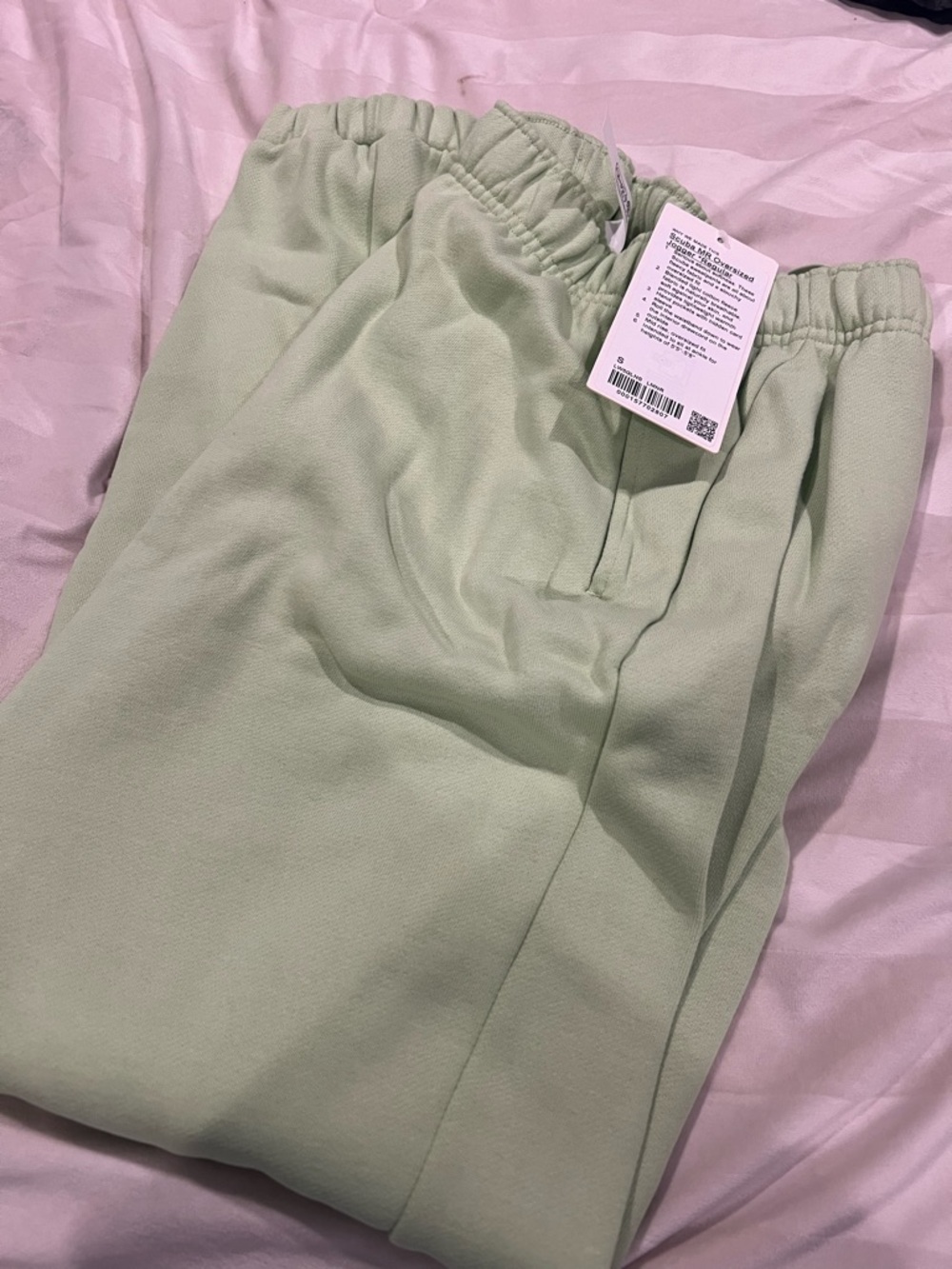 Lululemon scuba oversized jogger lemongrass in small - new - Picture 3 of 5